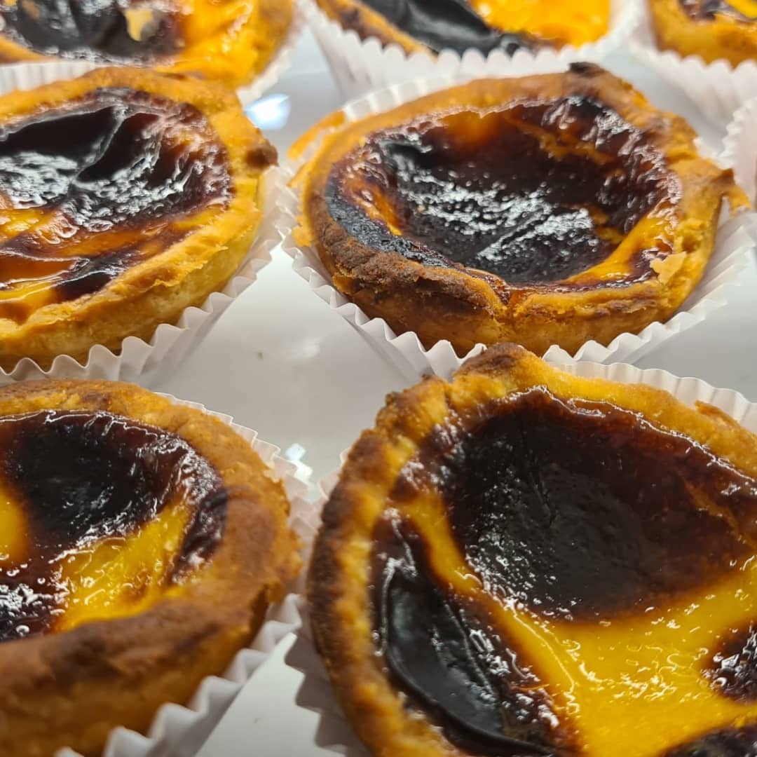 Seleção de pastéis de nata e doces conventuais